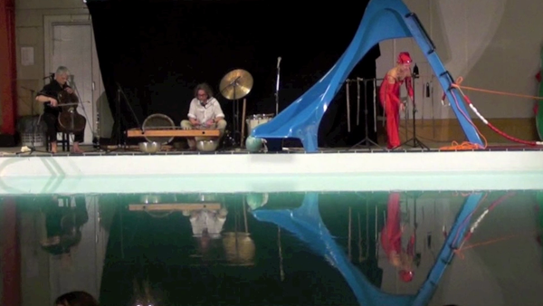 Tøldra- koncert og performance i Gellerup svømmebad 20111.4